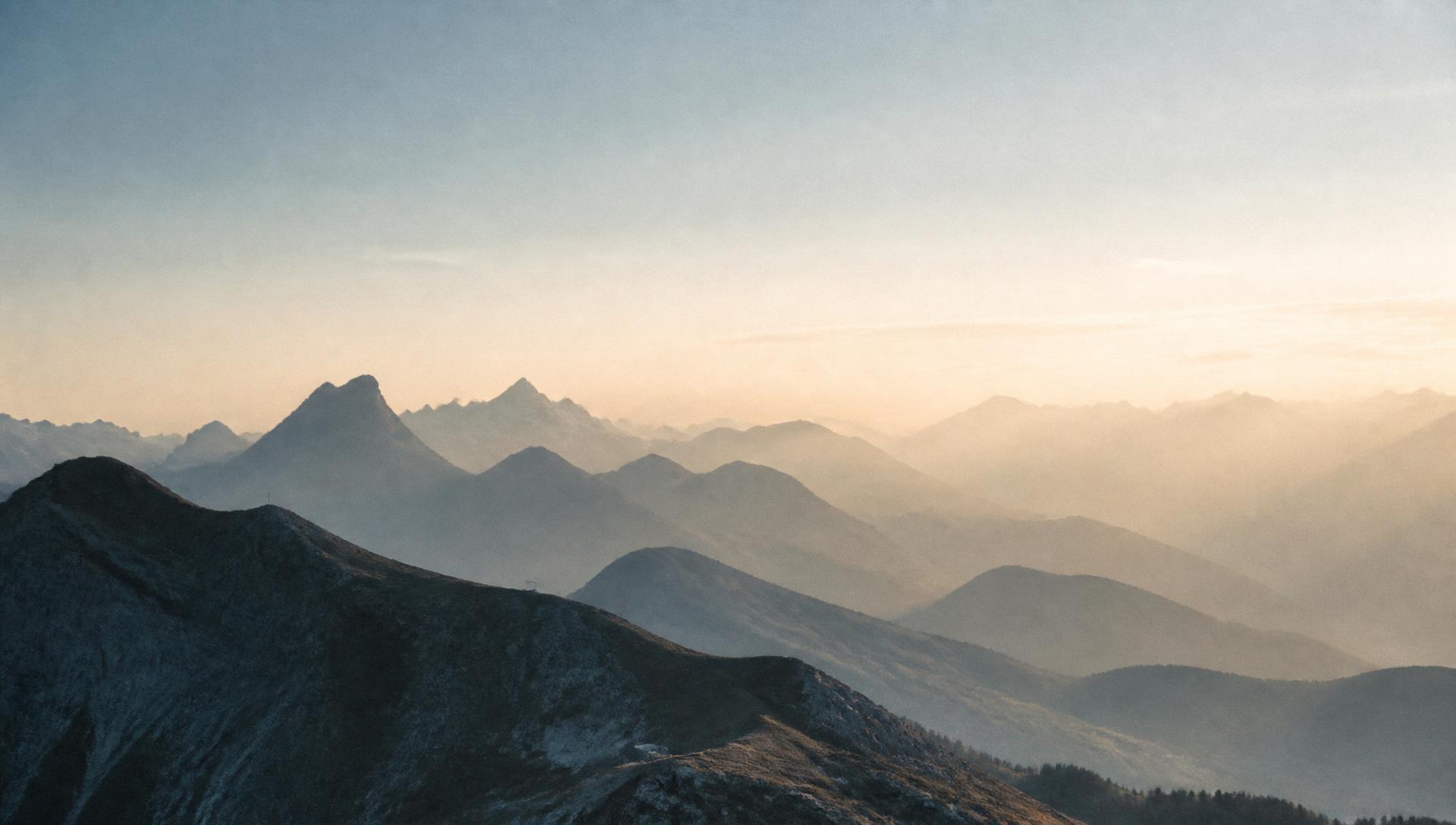 Berglandschaft in den Schweizer Alpen im Morgenlicht